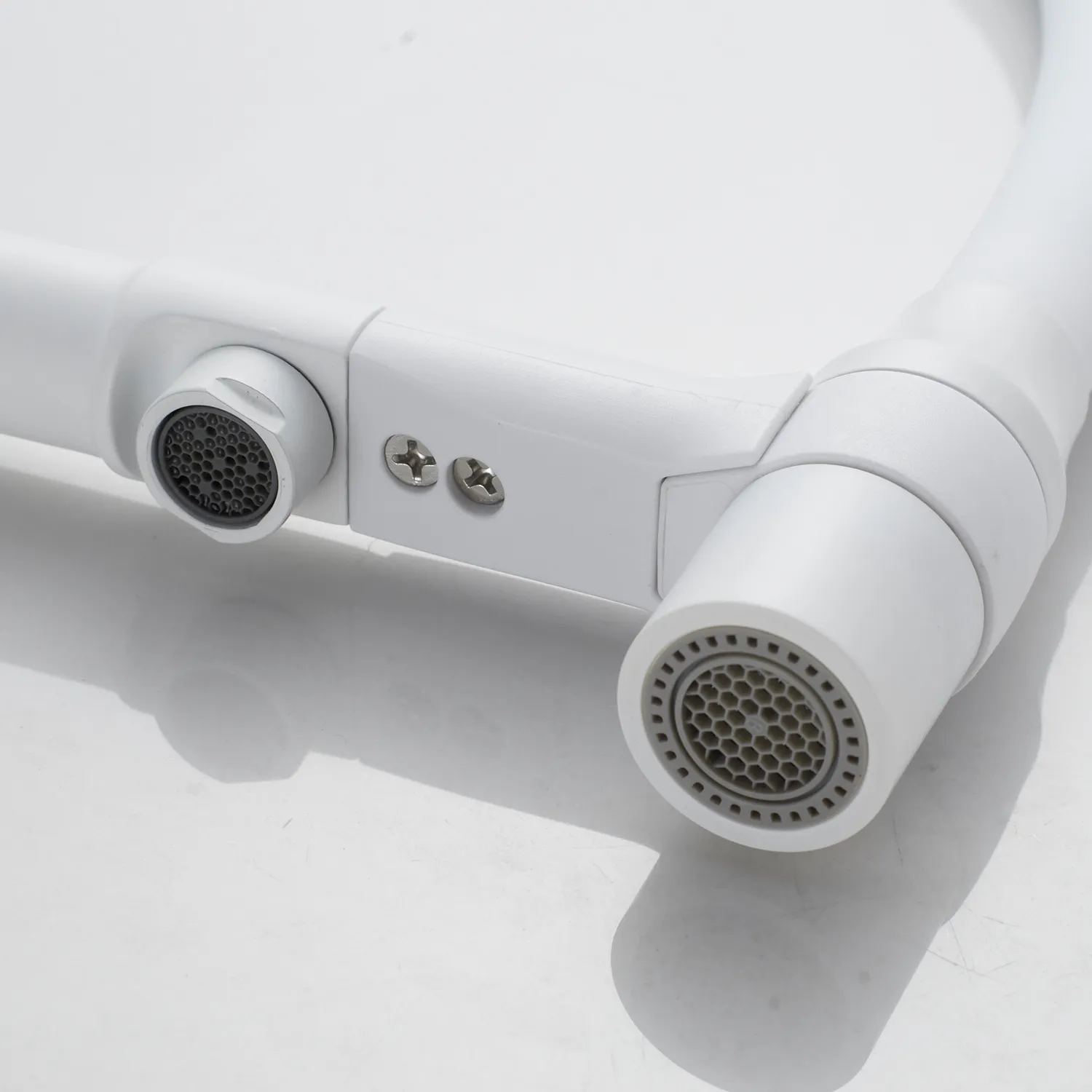 Смеситель для кухни с гибким изливом и подключением фильтра Shevanik S378C, белый