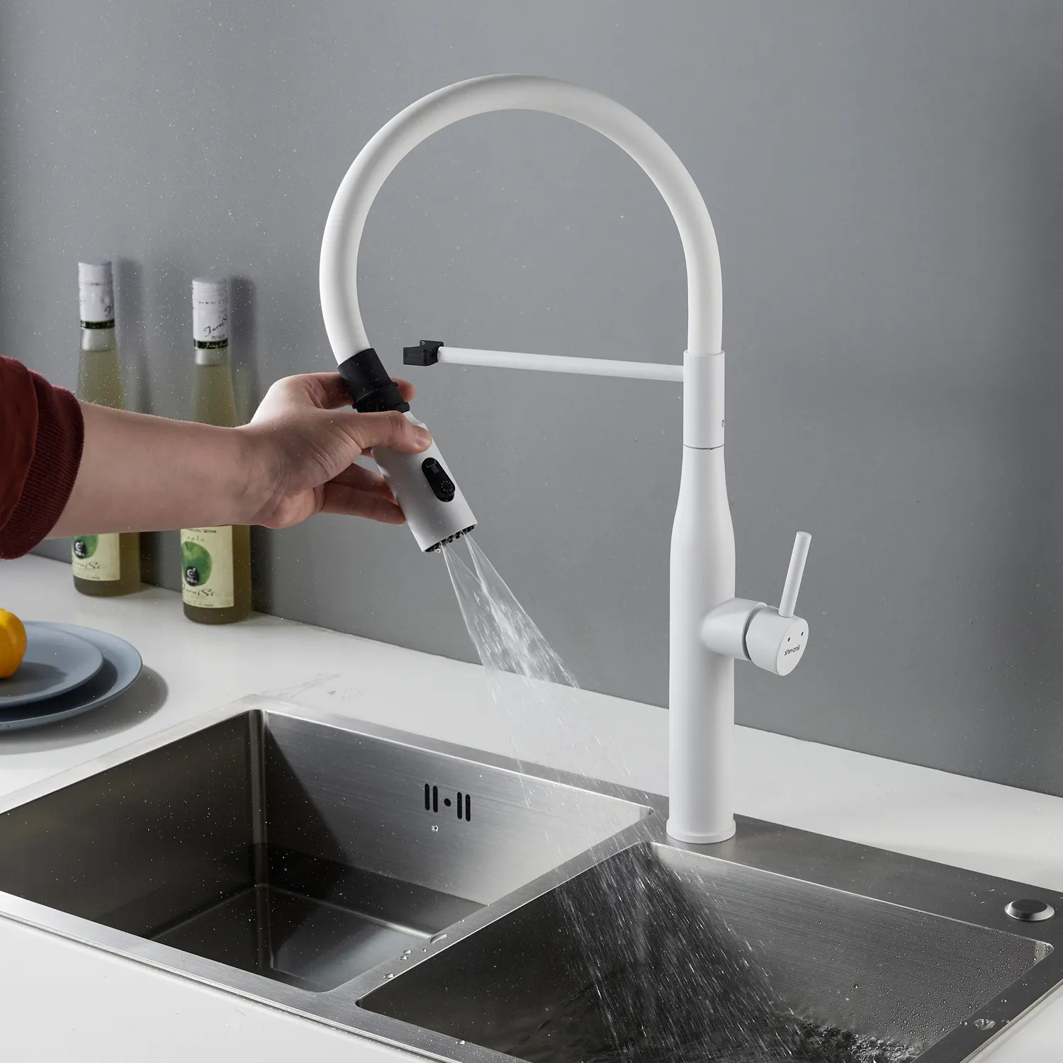 Смеситель для кухни с гибким изливом и режимом "душ" Shevanik S123C-1, белый