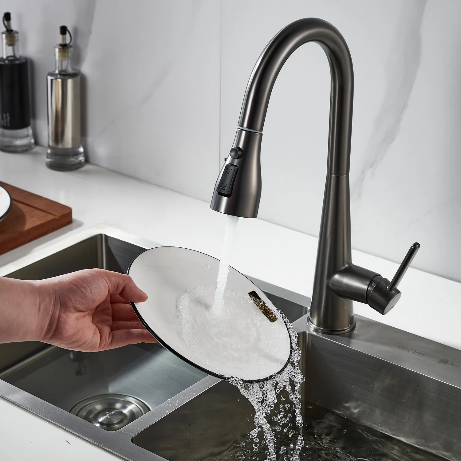 Смеситель для кухни с выдвижным изливом Shevanik S363T, оружейная сталь