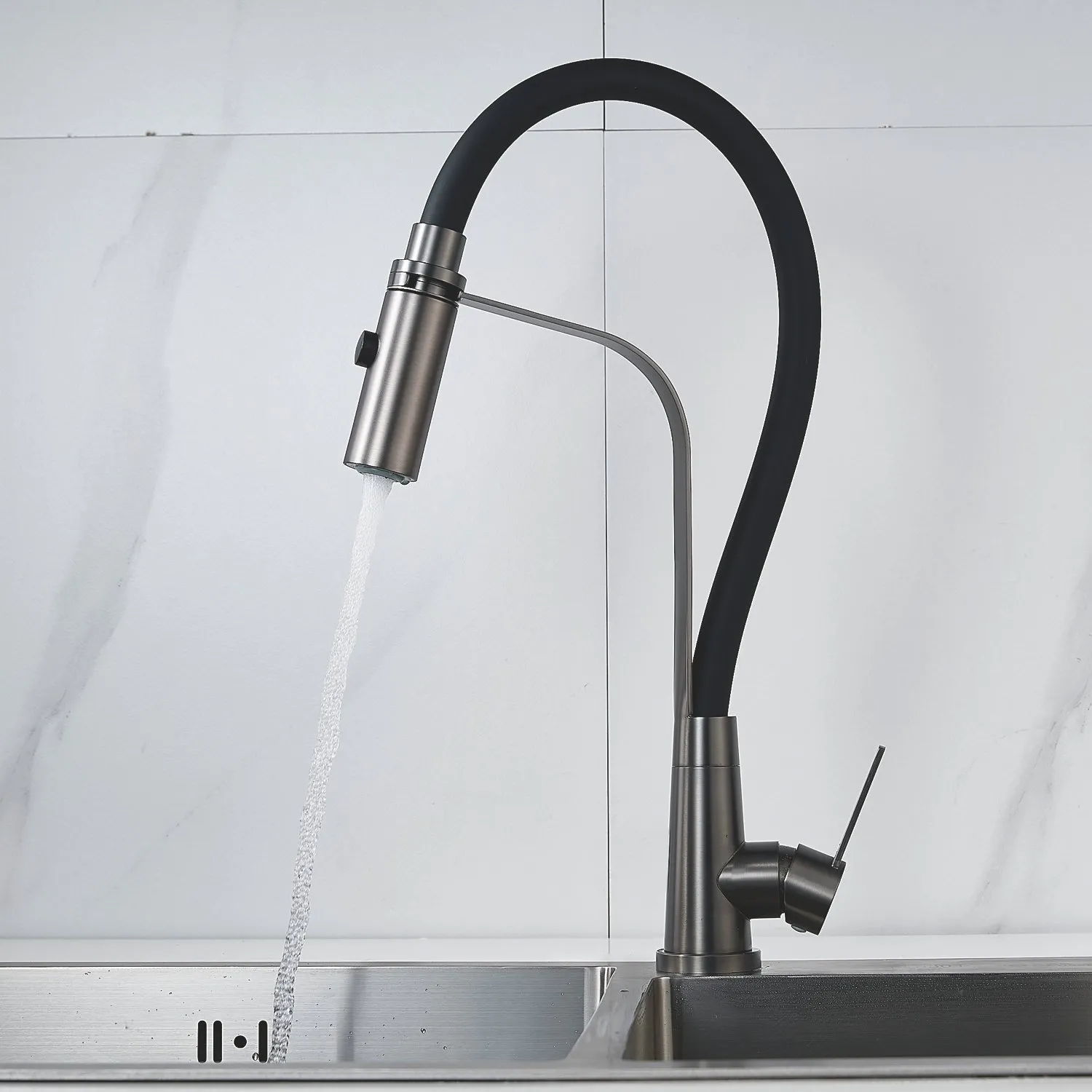 Смеситель для кухни с гибким изливом и режимом "душ" Shevanik S943T-3, оружейная сталь