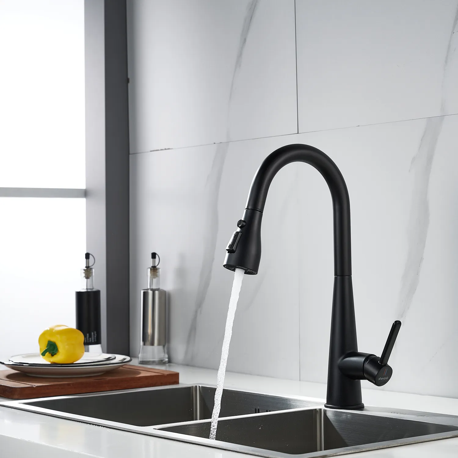 Смеситель для кухни с выдвижным изливом Shevanik S363H, черный