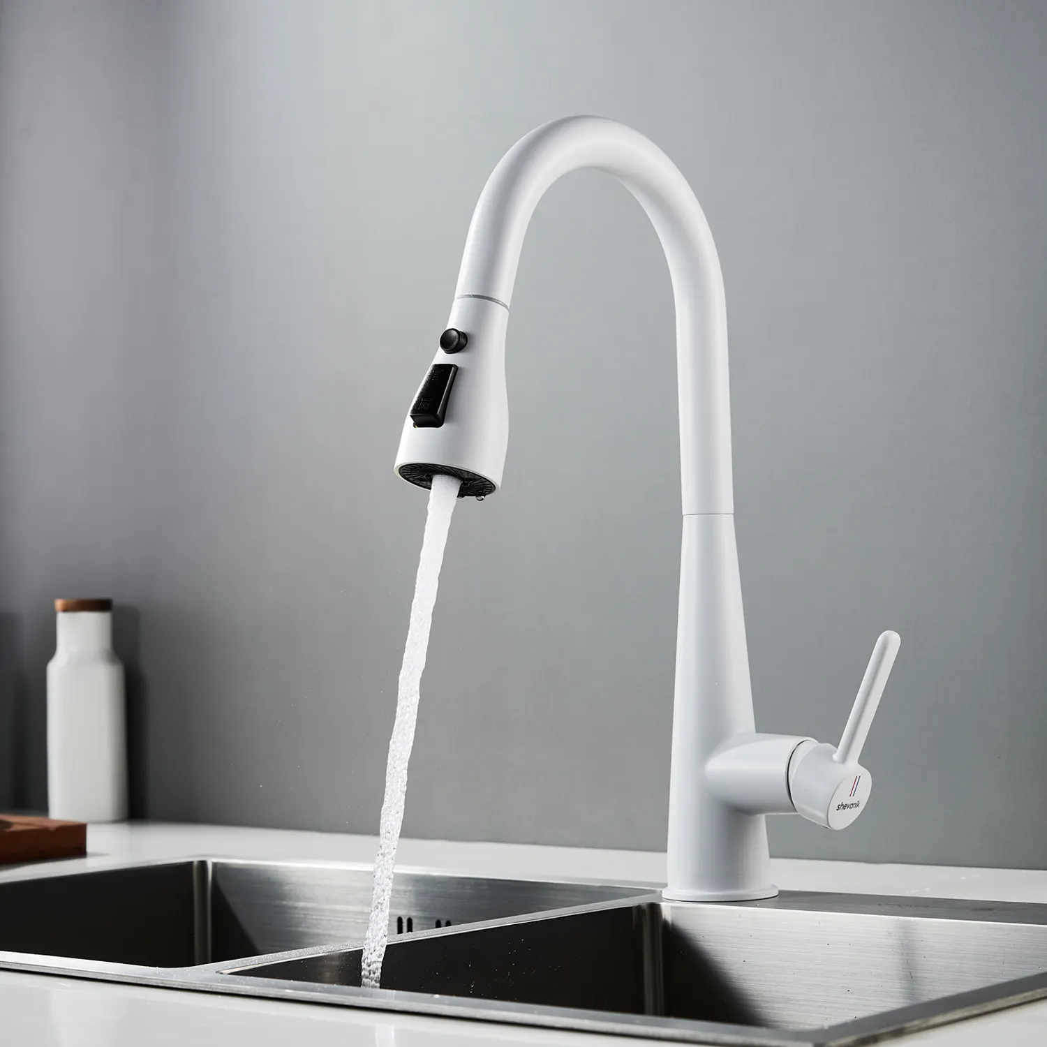 Смеситель для кухни с выдвижным изливом Shevanik S363C, белый