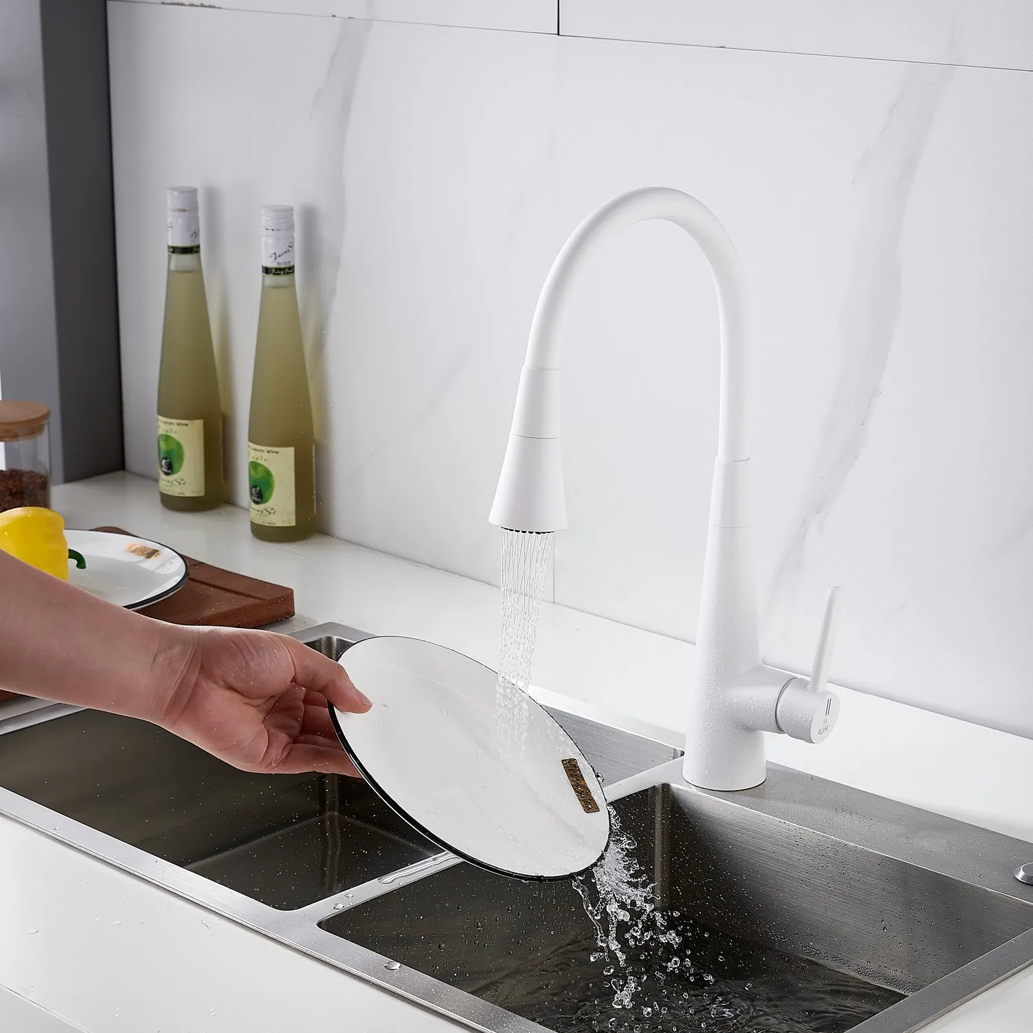 Смеситель для кухни с гибким изливом и режимом "душ" Rose R213C, белый