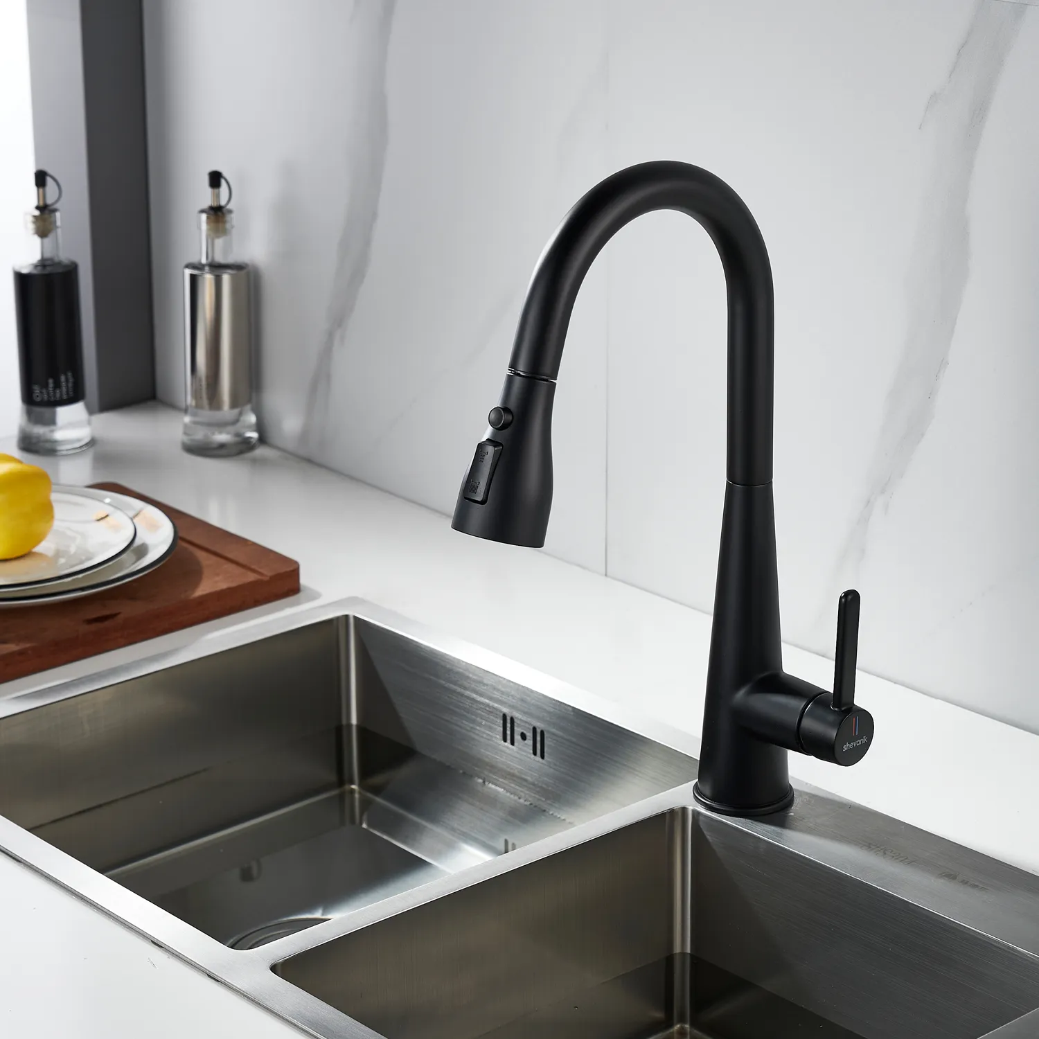 Смеситель для кухни с выдвижным изливом Shevanik S363H, черный