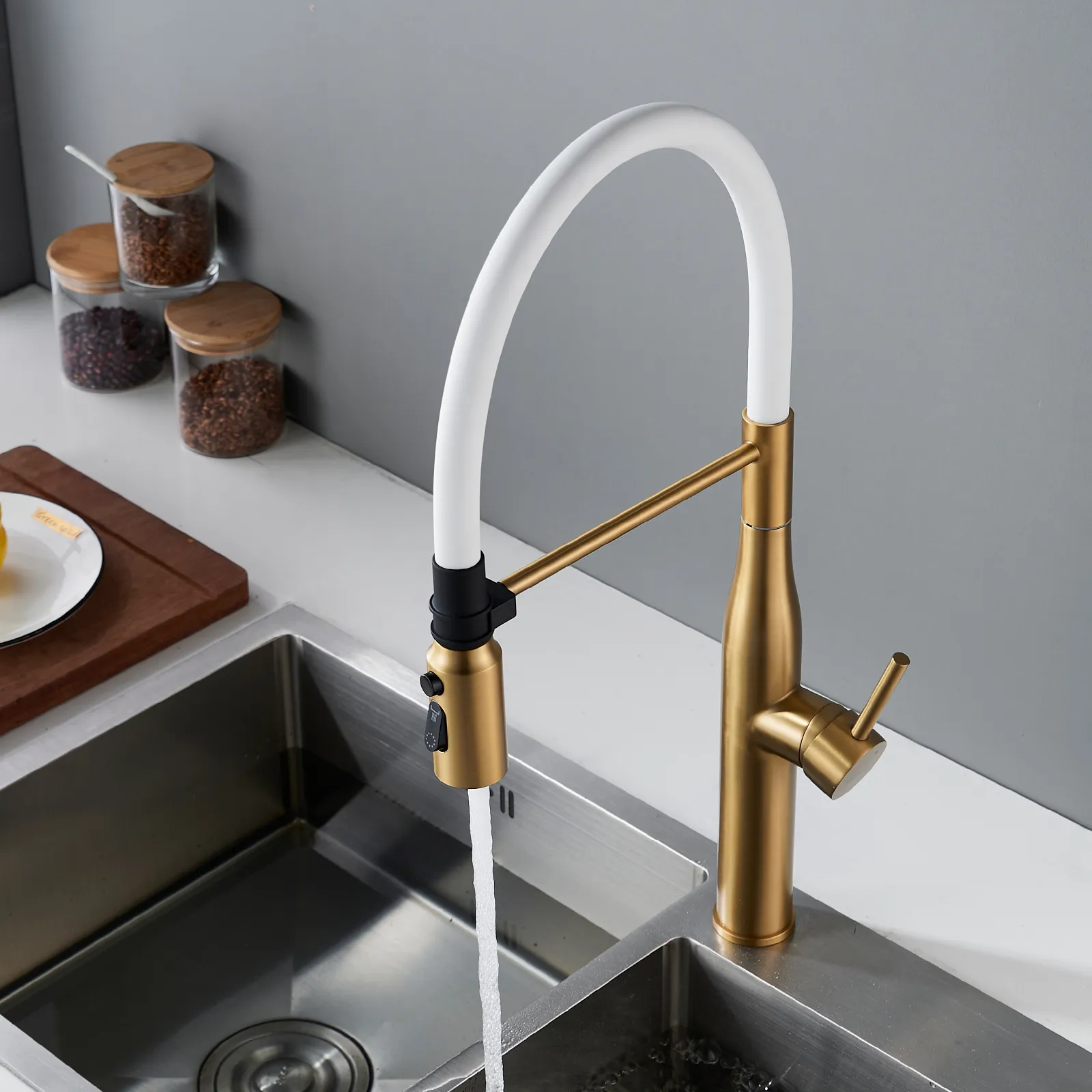 Смеситель для кухни с гибким изливом и режимом "душ" Shevanik S123G-1, золотой сатин