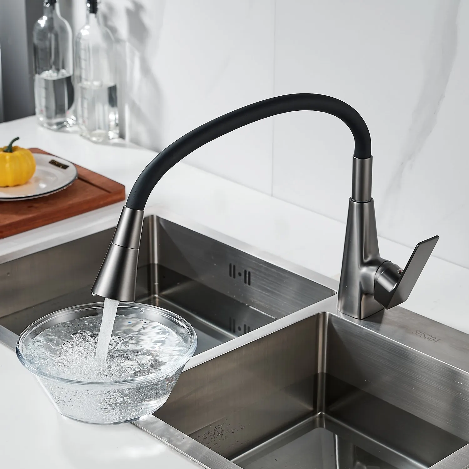 Смеситель для кухни с гибким изливом Shevanik S543T-3, оружейная сталь/черный