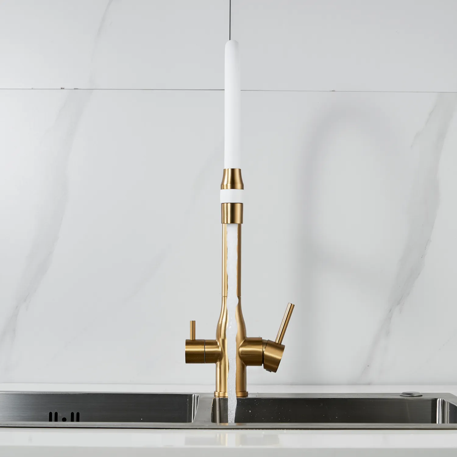 Смеситель для кухни с гибким изливом и подключением фильтра Shevanik S378G, золотой сатин/белый