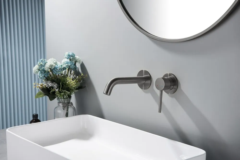 AQ1313BGM ЕВРОПА смеситель для раковины настенный 2 отв. (внешняя и скрытая часть), шлиф. черный хром