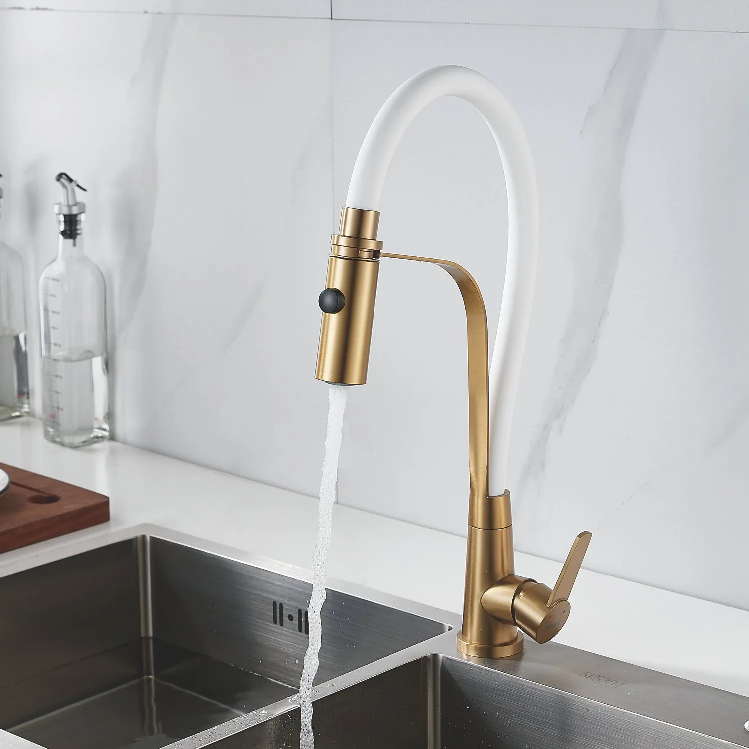 Смеситель для кухни с гибким изливом и режимом "душ" Shevanik S943G-1, золотой сатин