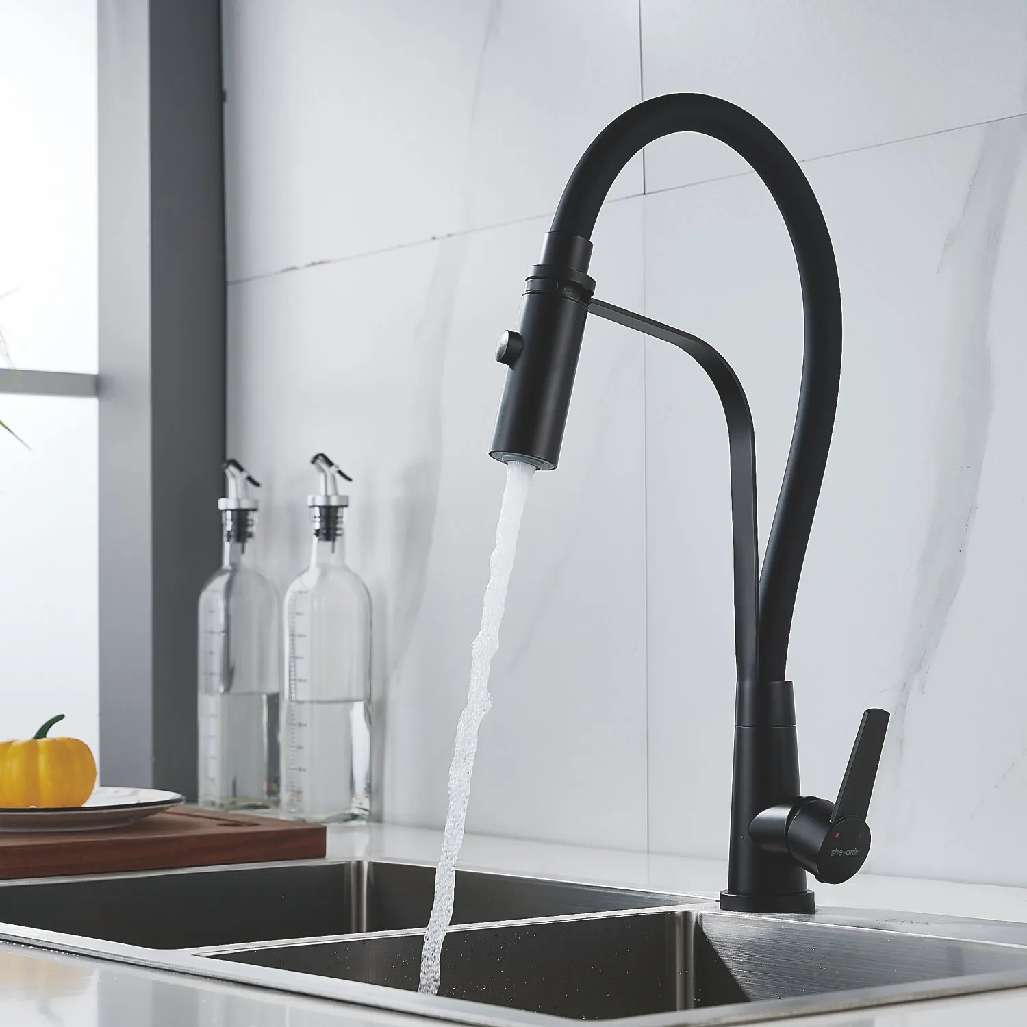 Смеситель для кухни с гибким изливом и режимом "душ" Shevanik S943H-3, черный