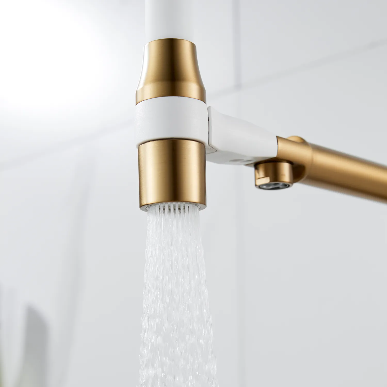 Смеситель для кухни с гибким изливом и подключением фильтра Shevanik S378G, золотой сатин/белый