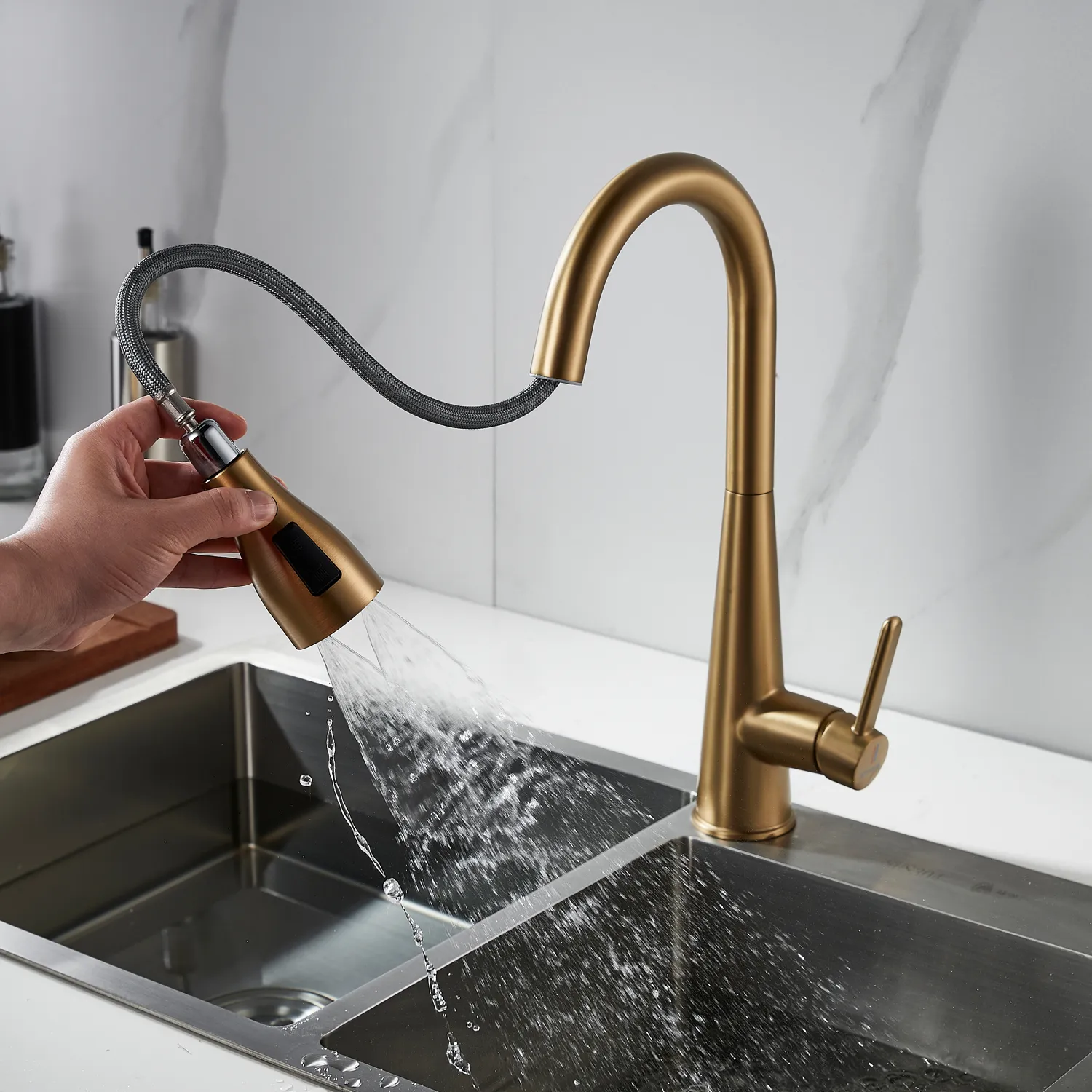 Смеситель для кухни с выдвижным изливом Shevanik S363G, золотой сатин