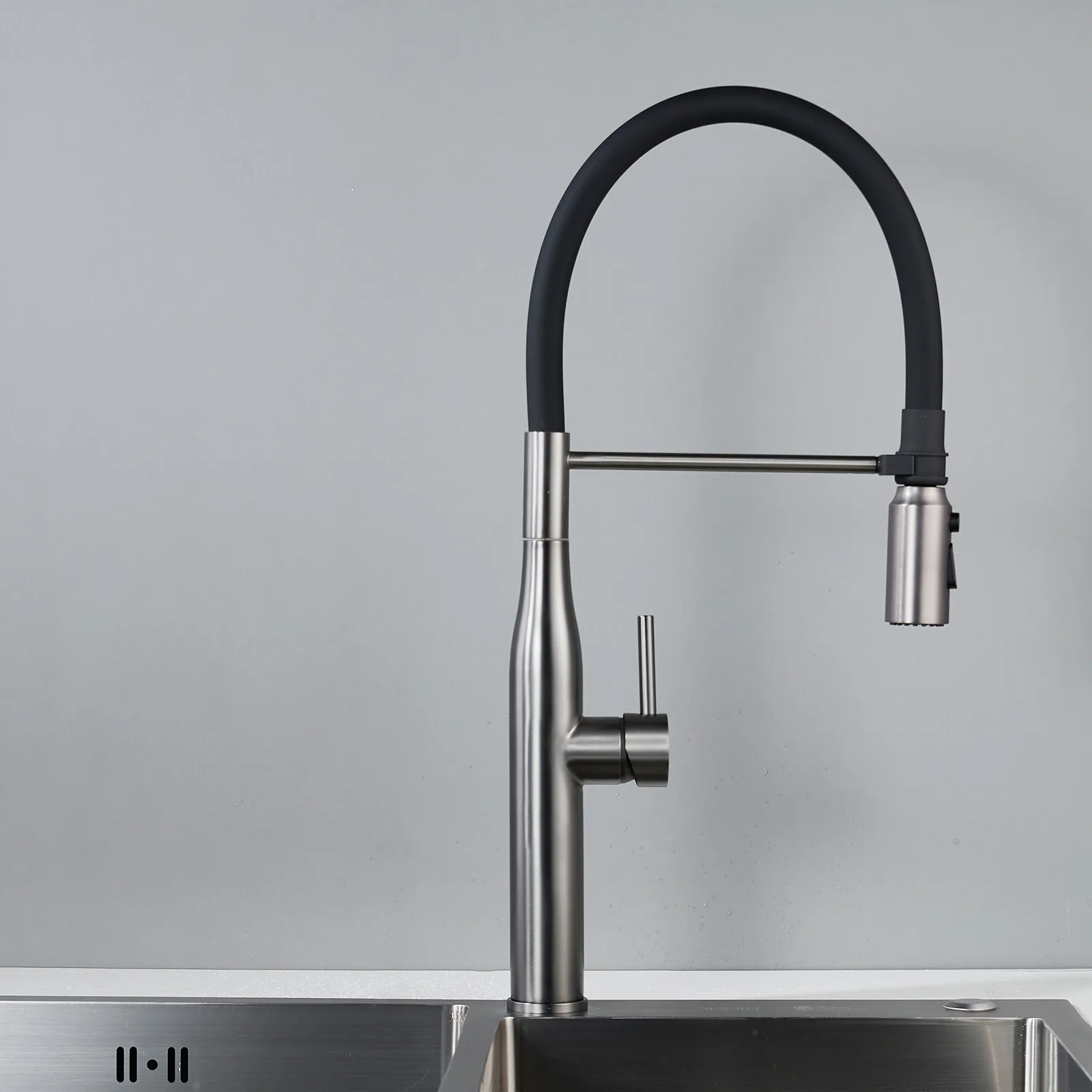 Смеситель для кухни с гибким изливом и режимом "душ" Shevanik S123T-3, оружейная сталь