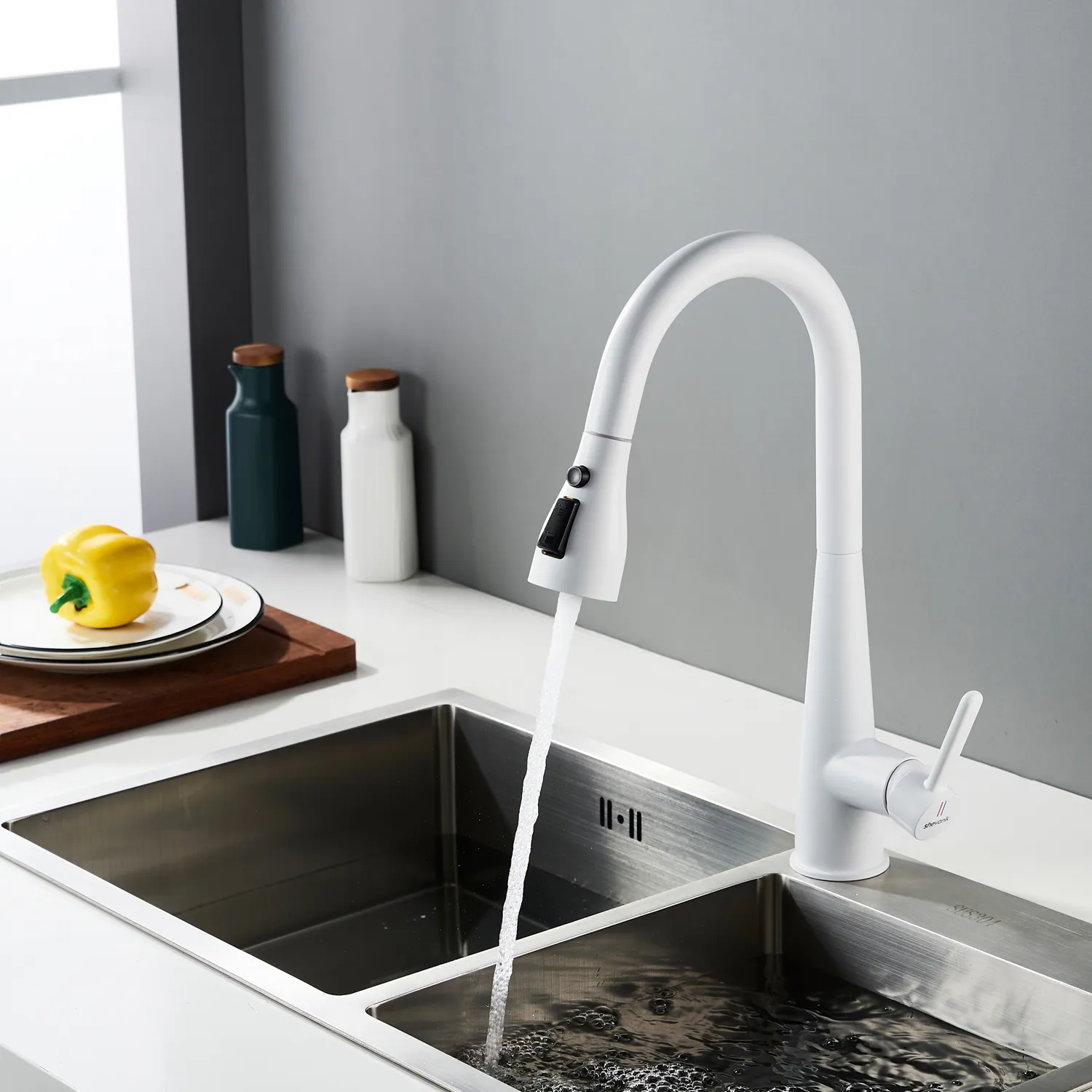 Смеситель для кухни с выдвижным изливом Shevanik S363C, белый