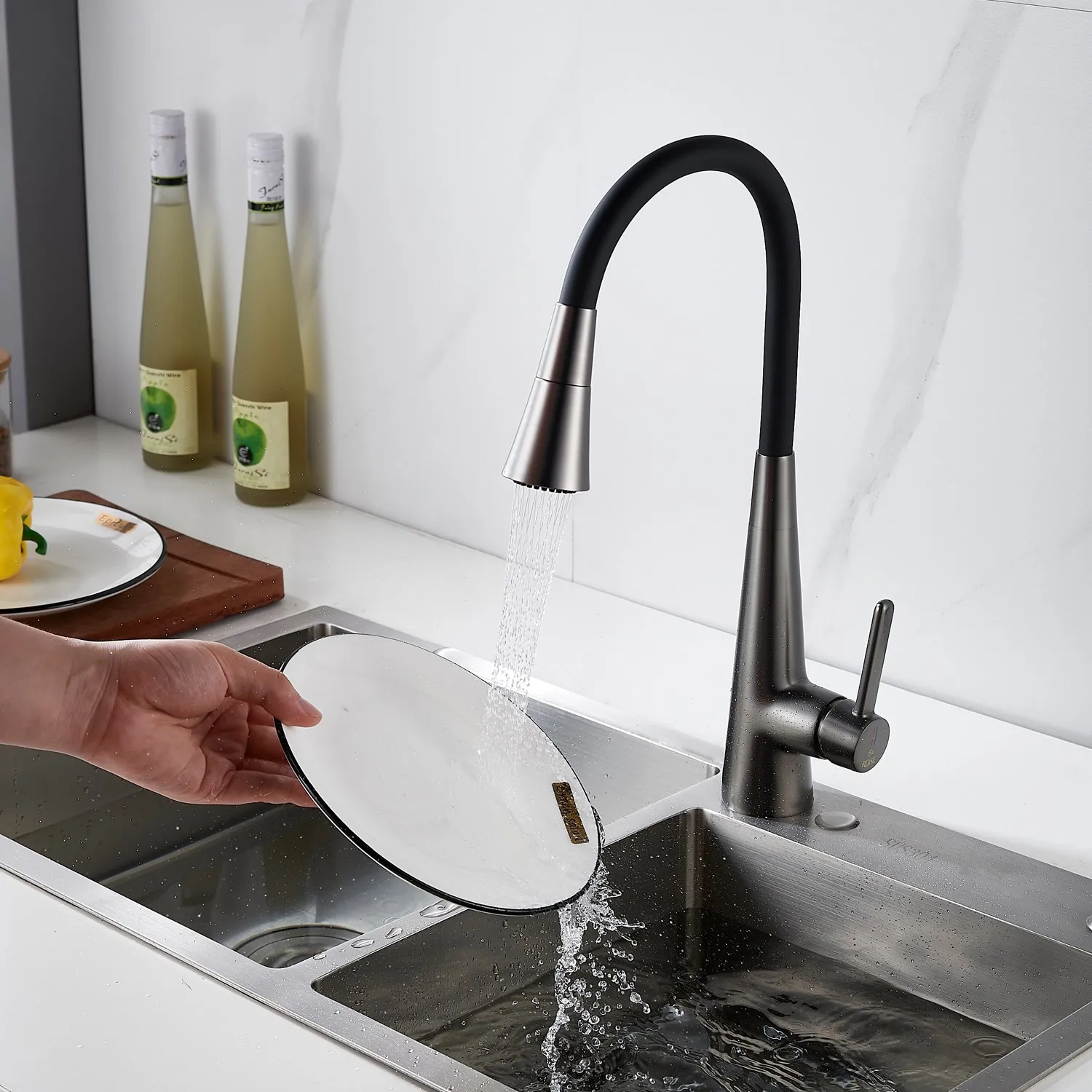 Смеситель для кухни с гибким изливом и режимом "душ" Rose R213T, оружейная сталь