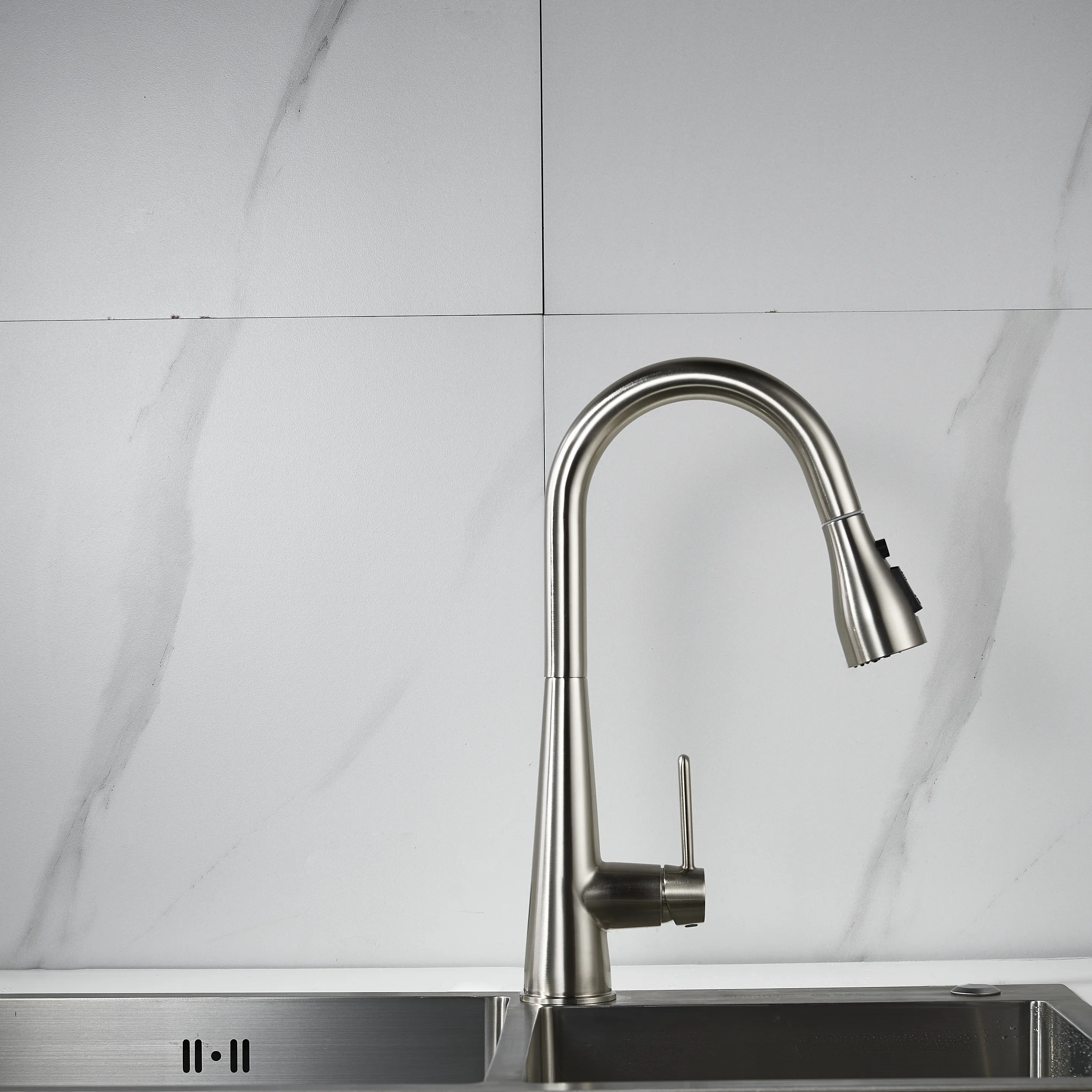 Смеситель для кухни с выдвижным изливом Shevanik S363L, сатин