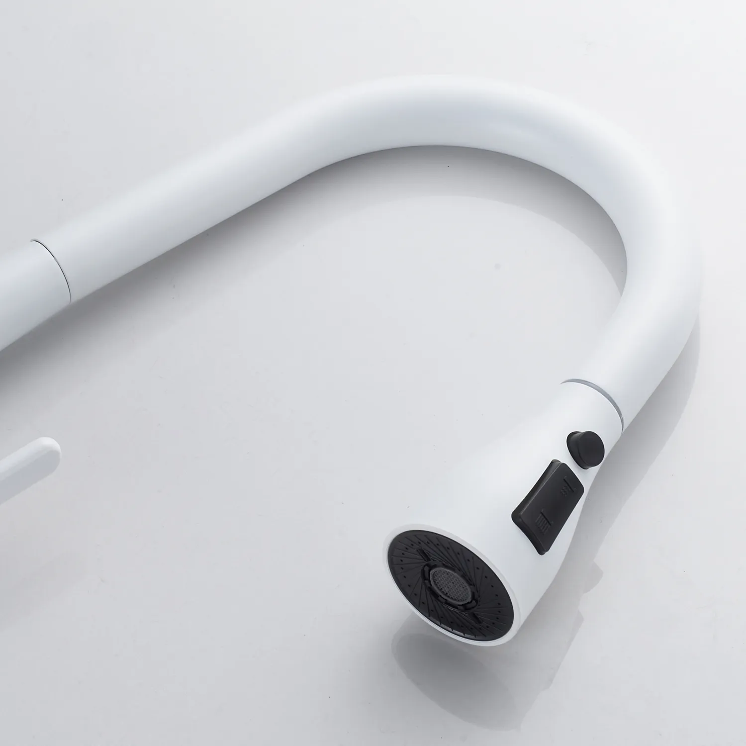 Смеситель для кухни с выдвижным изливом Shevanik S363C, белый