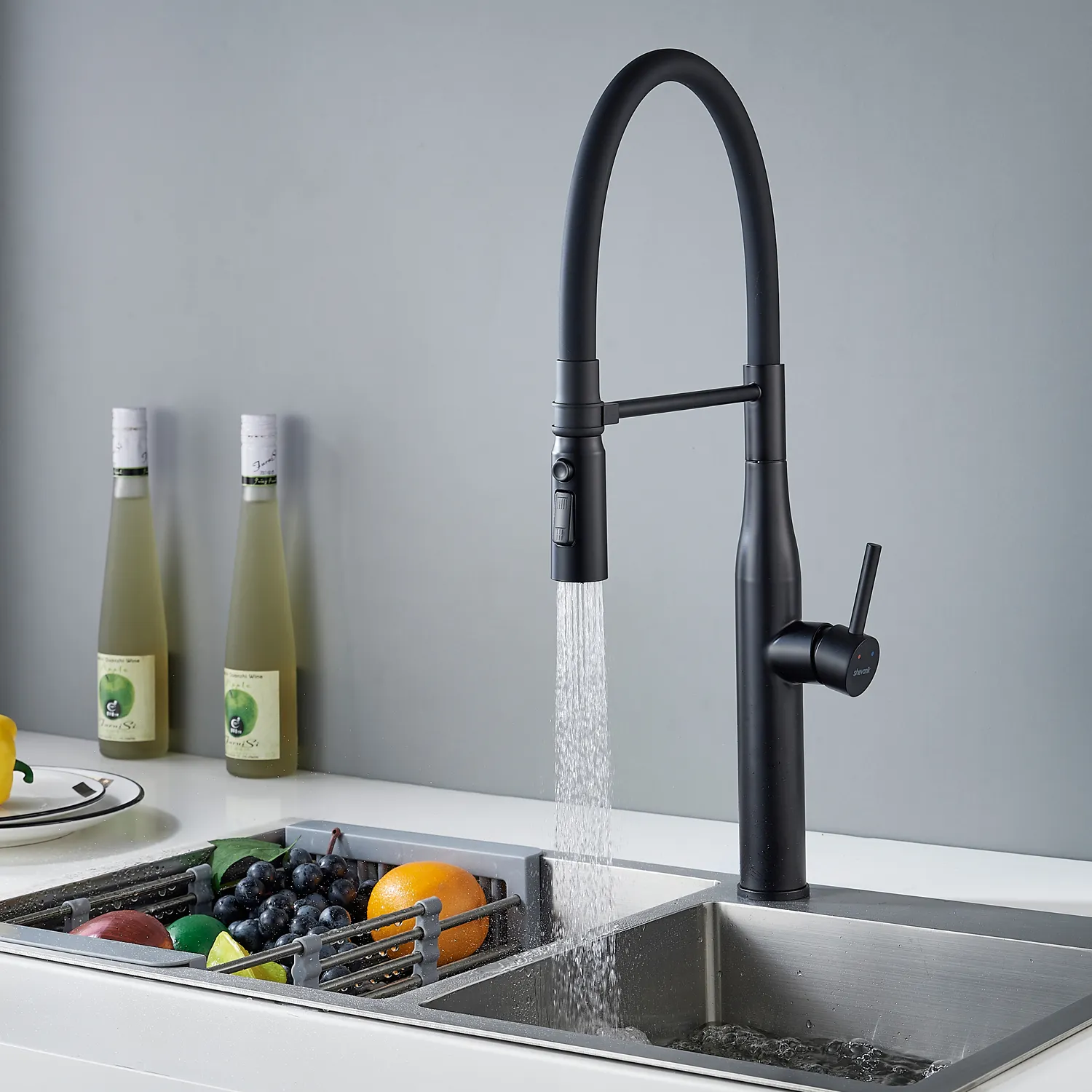 Смеситель для кухни с гибким изливом и режимом "душ" Shevanik S123H-3, черный