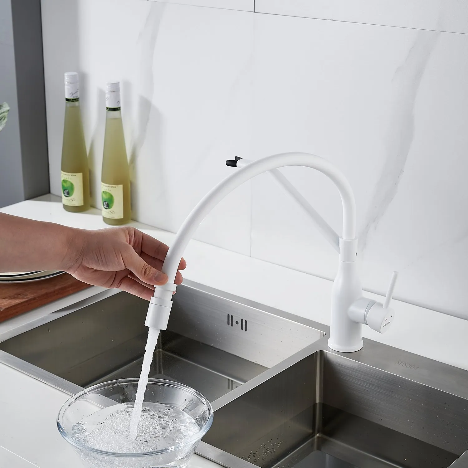 Смеситель для кухни с гибким изливом Shevanik S343C-1, белый