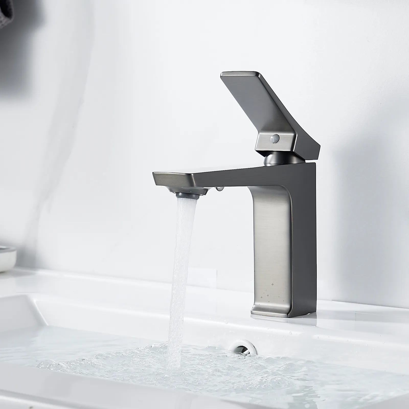 Смеситель для раковины Shevanik S4401T, оружейная сталь