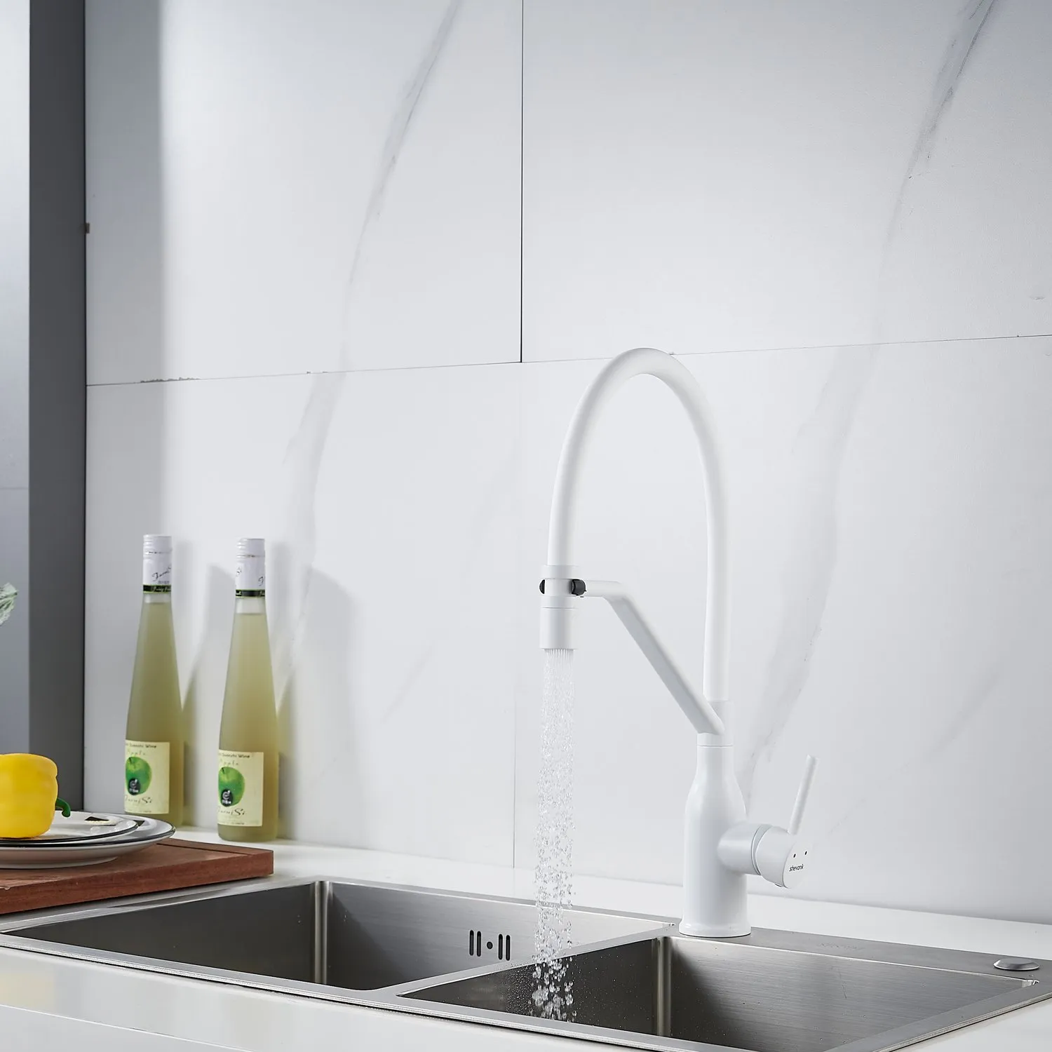 Смеситель для кухни с гибким изливом Shevanik S343C-1, белый