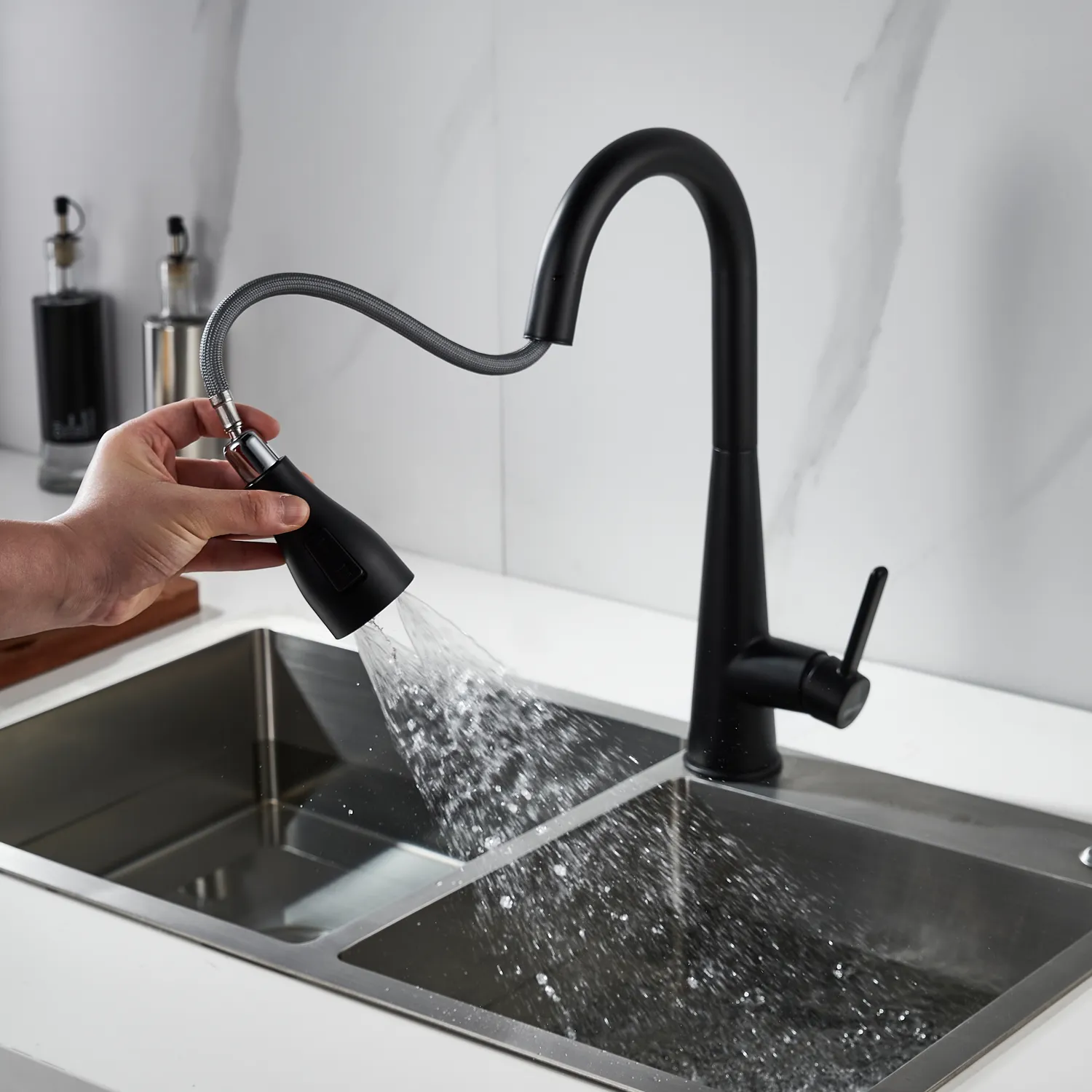 Смеситель для кухни с выдвижным изливом Shevanik S363H, черный