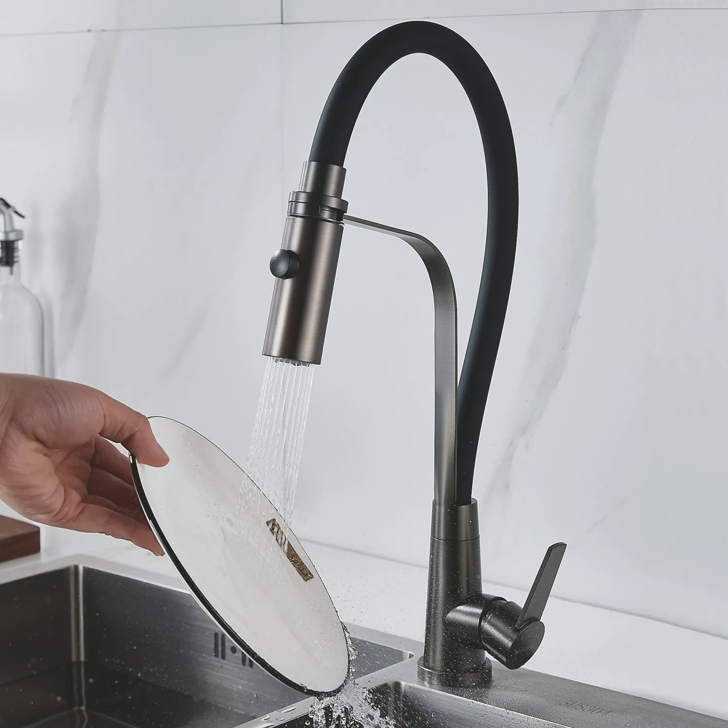 Смеситель для кухни с гибким изливом и режимом "душ" Shevanik S943T-3, оружейная сталь