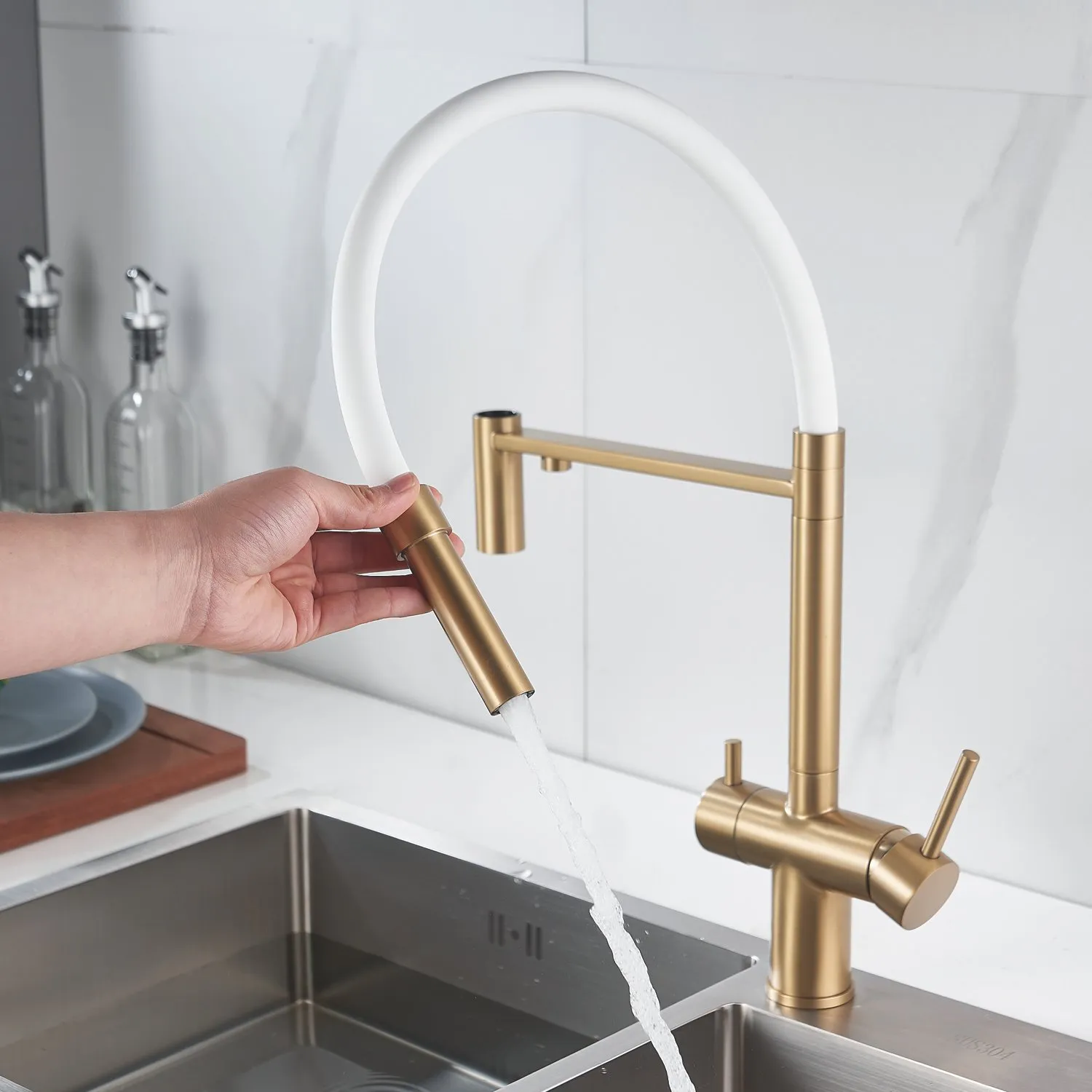 Смеситель для кухни с гибким изливом и подключением фильтра Shevanik S178G, золотой сатин/белый