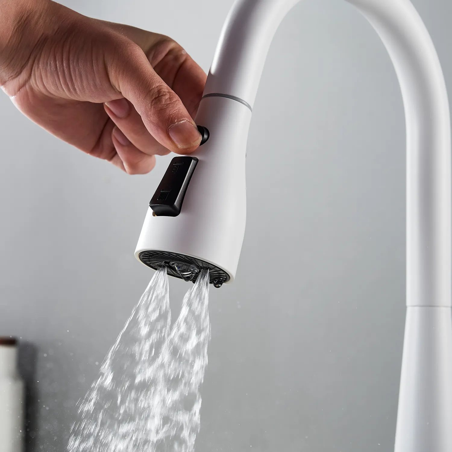 Смеситель для кухни с выдвижным изливом Shevanik S363C, белый