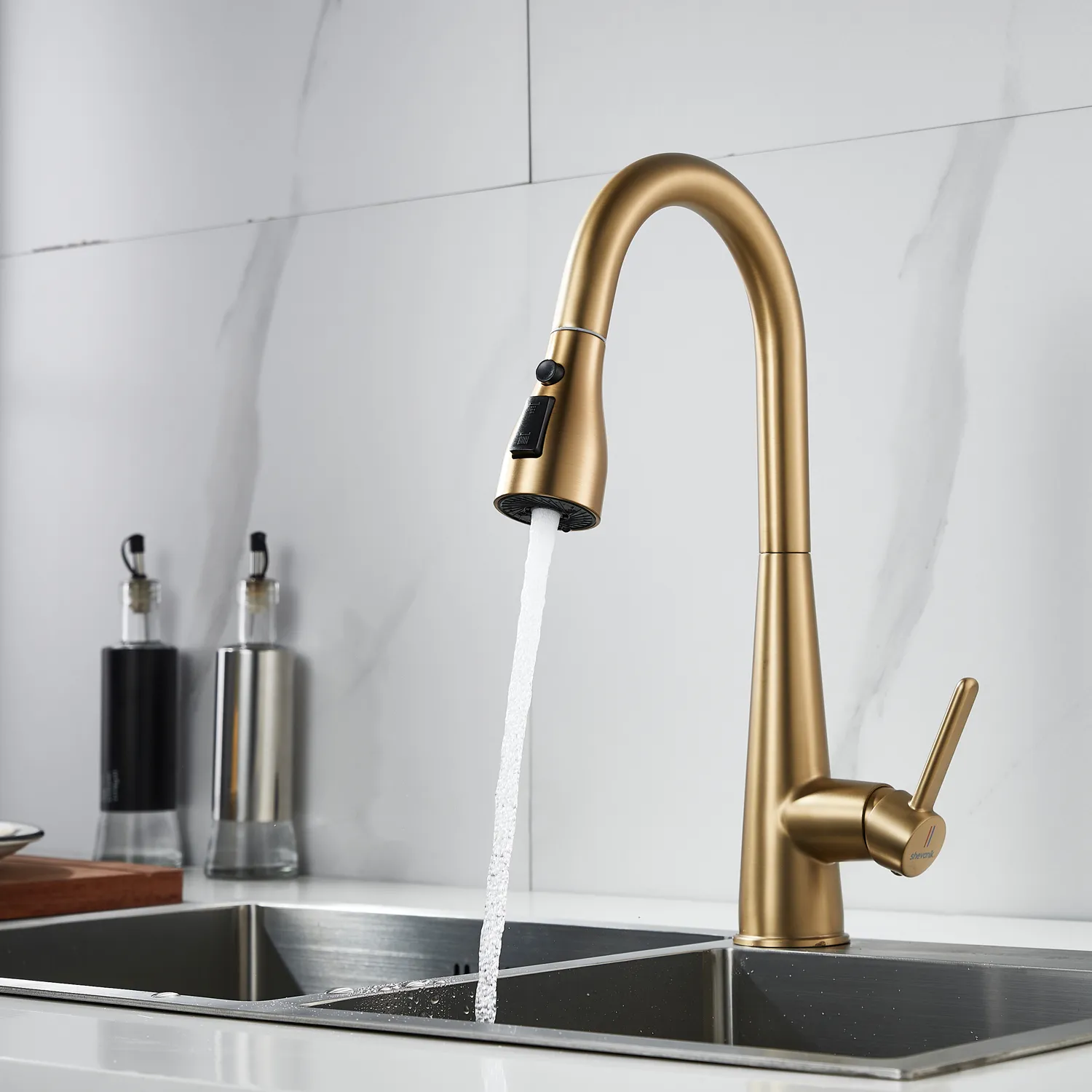Смеситель для кухни с выдвижным изливом Shevanik S363G, золотой сатин