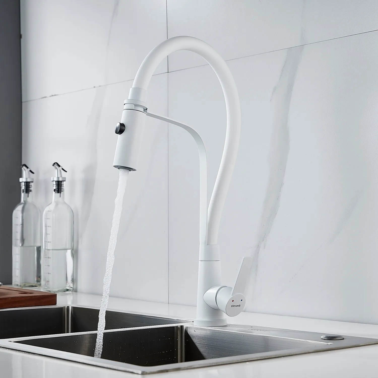 Смеситель для кухни с гибким изливом и режимом "душ" Shevanik S943C-1, белый