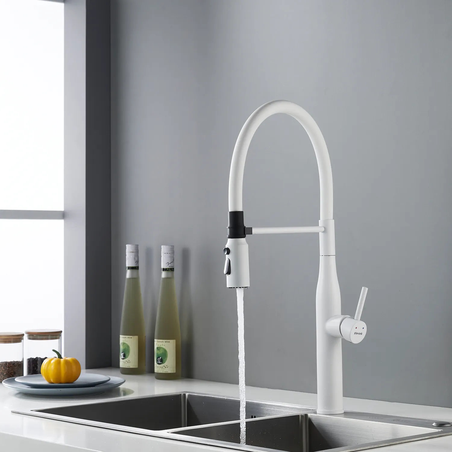 Смеситель для кухни с гибким изливом и режимом "душ" Shevanik S123C-1, белый