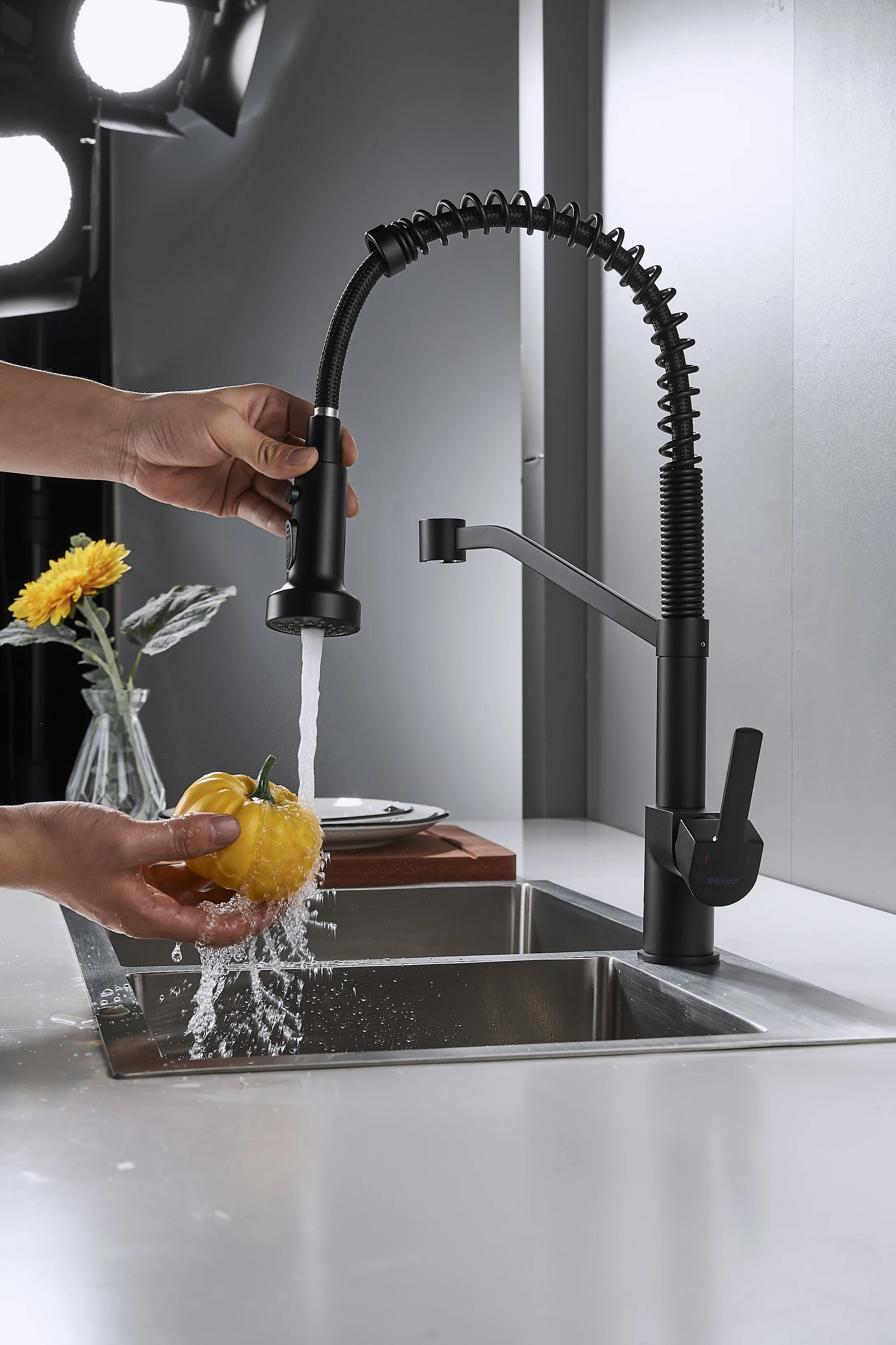 Смеситель для кухни с гибким изливом Shevanik S963H, черный