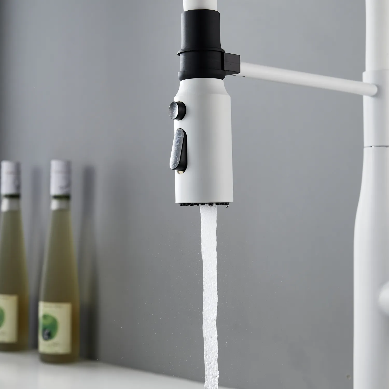 Смеситель для кухни с гибким изливом и режимом "душ" Shevanik S123C-1, белый