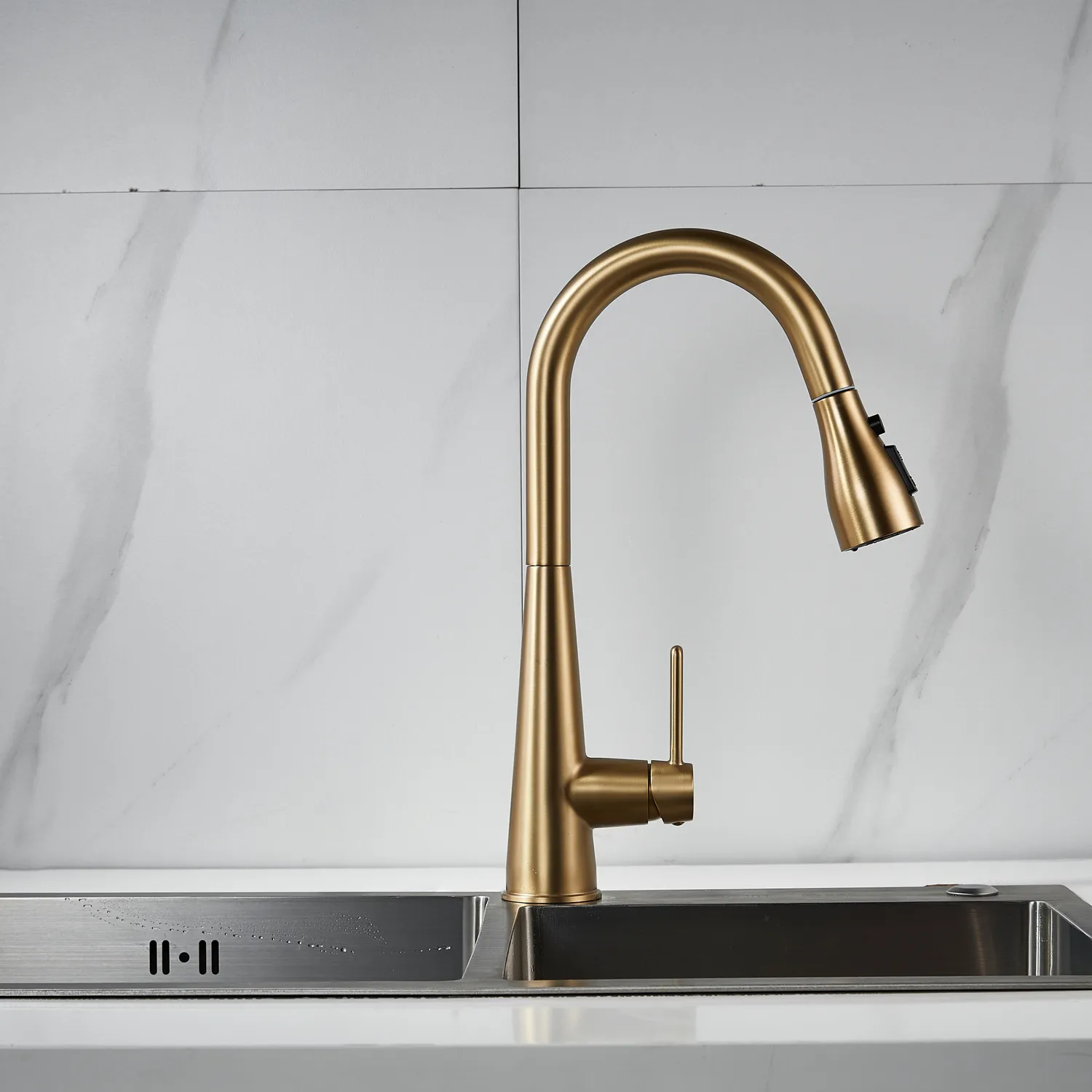 Смеситель для кухни с выдвижным изливом Shevanik S363G, золотой сатин