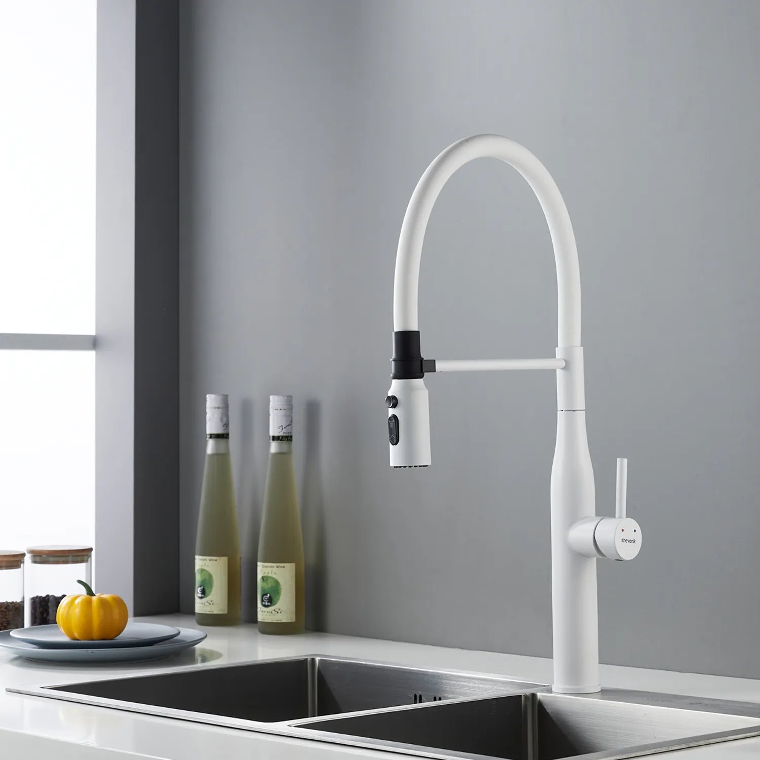 Смеситель для кухни с гибким изливом и режимом "душ" Shevanik S123C-1, белый