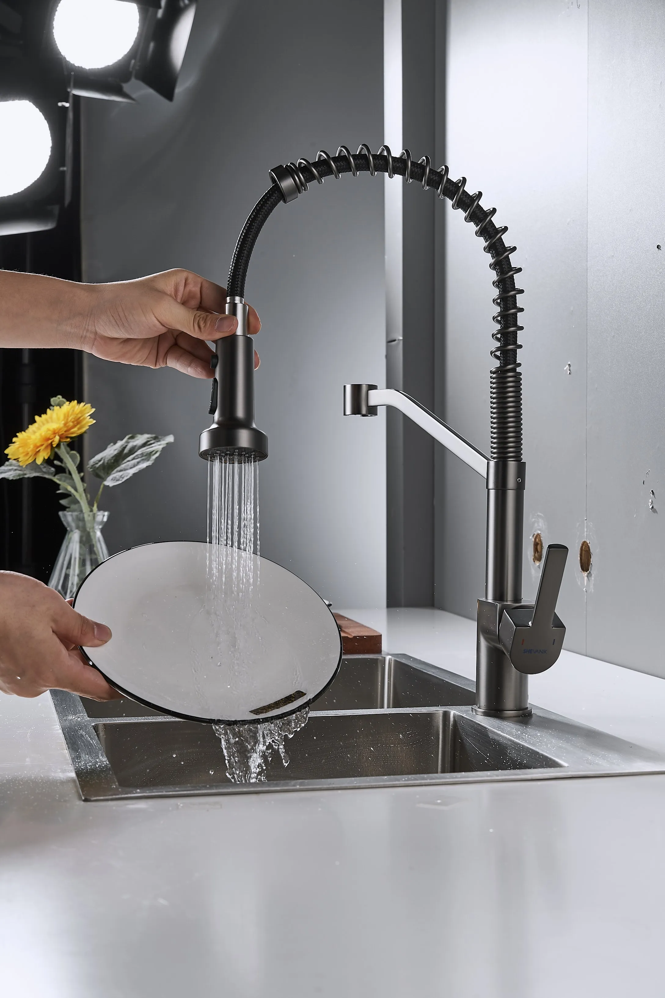 Смеситель для кухни с гибким изливом Shevanik S963T, оружейная сталь