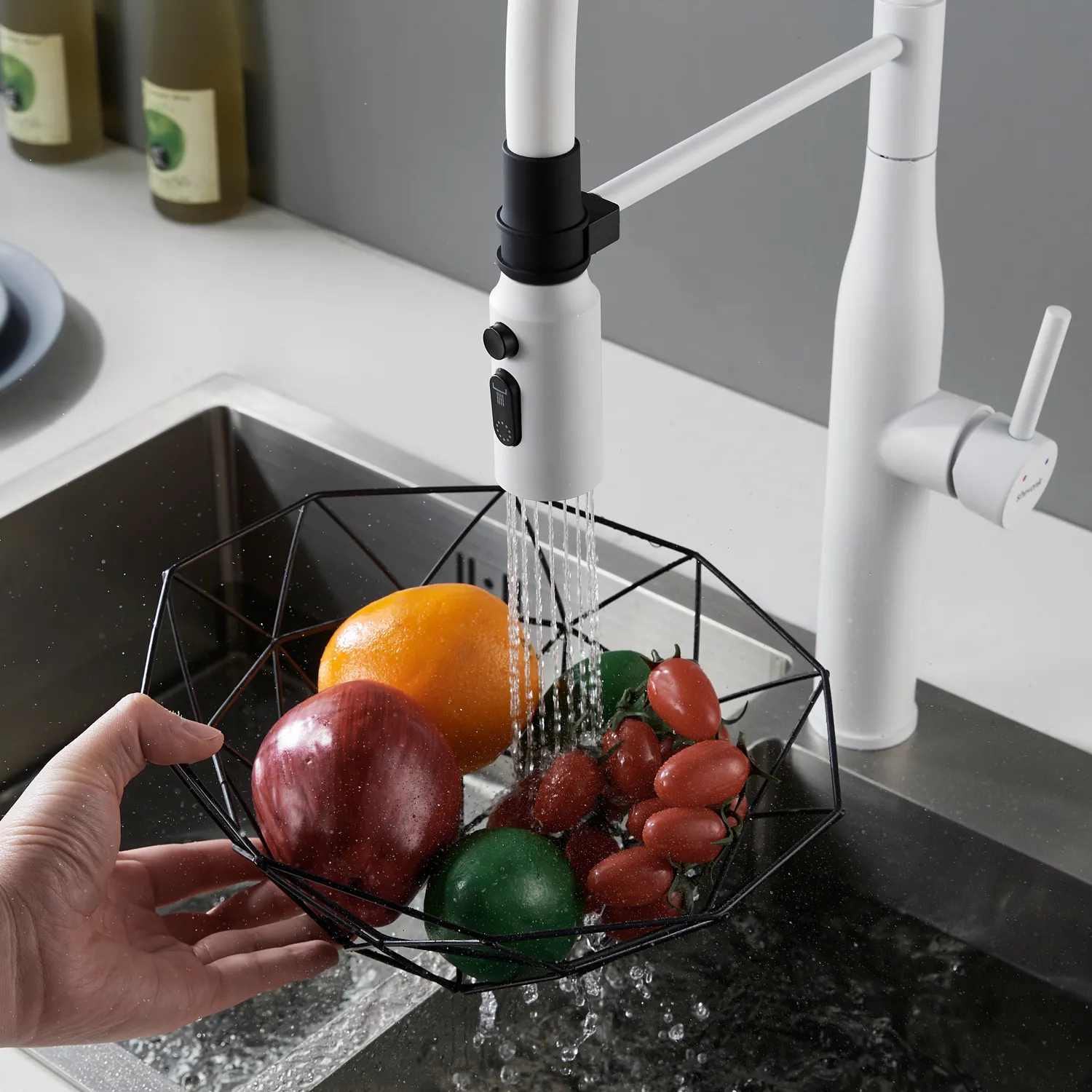 Смеситель для кухни с гибким изливом и режимом "душ" Shevanik S123C-1, белый