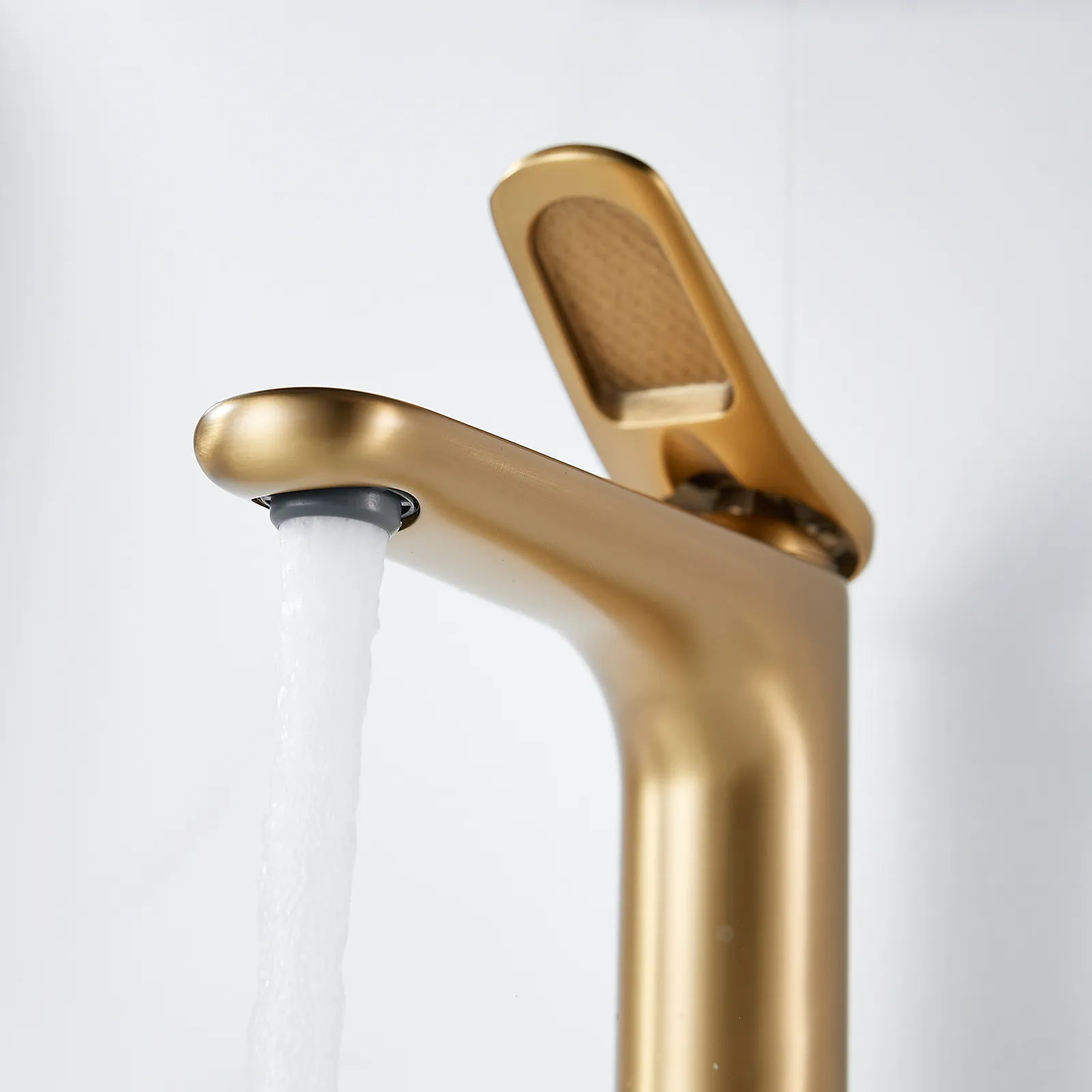 Смеситель для раковины Shevanik S4701G, золотой сатин