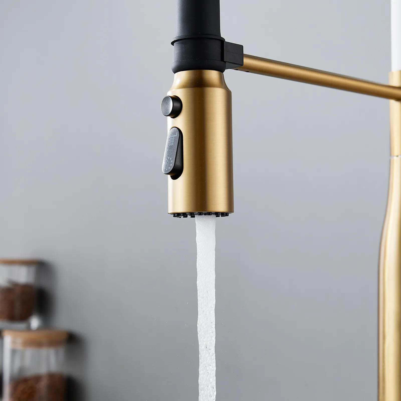 Смеситель для кухни с гибким изливом и режимом "душ" Shevanik S123G-1, золотой сатин