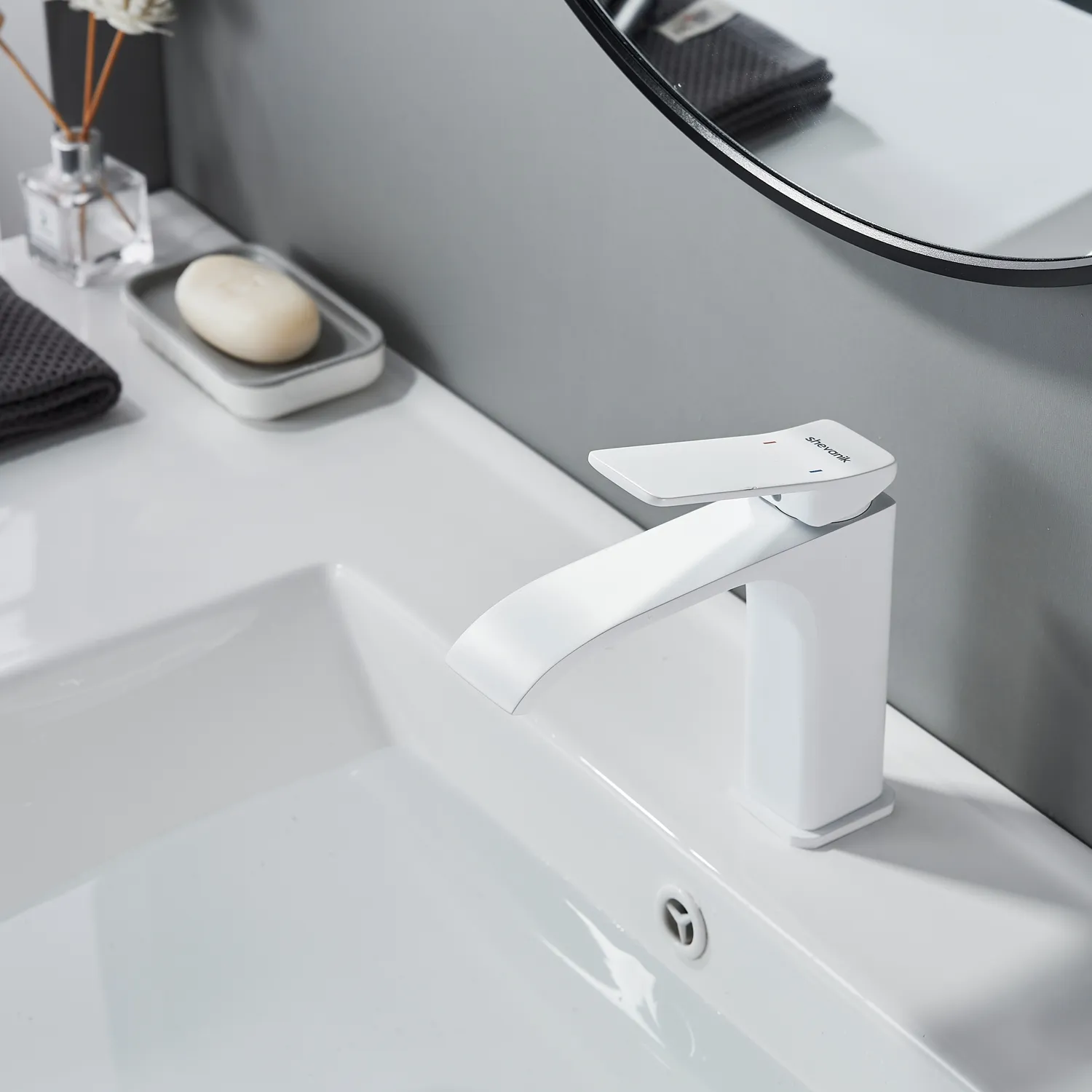 Смеситель для раковины Shevanik S4001C, белый