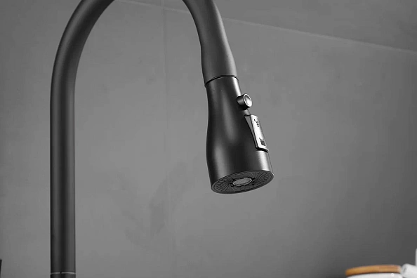 Смеситель для кухни с выдвижным изливом Shevanik S163H, черный